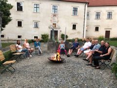 Fastengruppe am Lagerfeuer